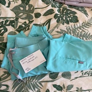 Size medium “fresh aqua” figs scrub set